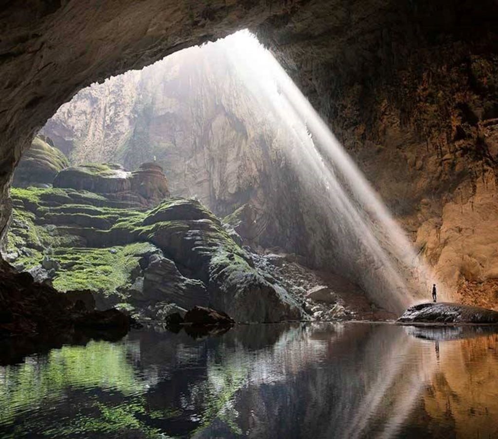Lumières dans la grotte de Son Doong