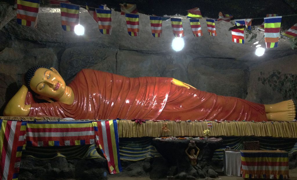 Une statue de Bouddha allongée à l'Adam's Peak au Sri Lanka