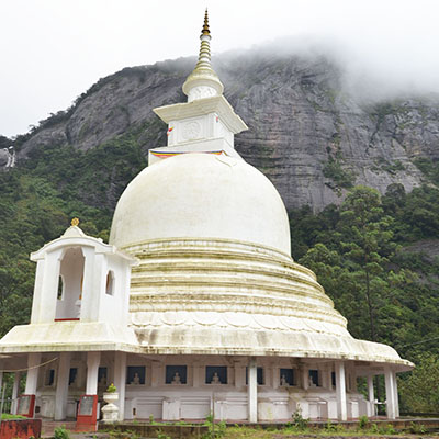 Un temple blanc à l'Adam's Peak au Sri Lanka