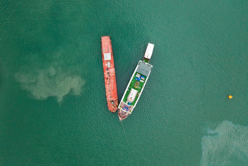 Balade en bateau en visitant la baie d'Halong