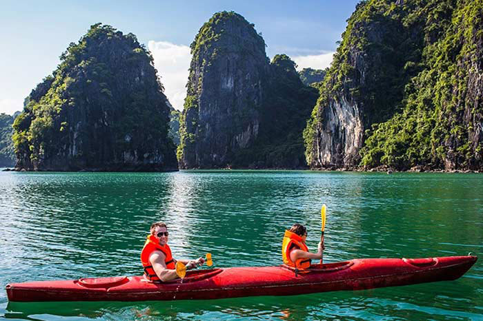 Activité incontournable de la baie d'Halong - Kayak